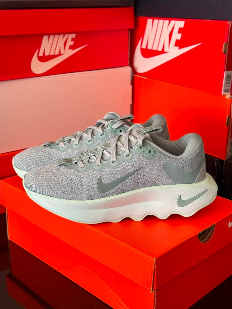 NIKE MOTIVA WOMEN light grey